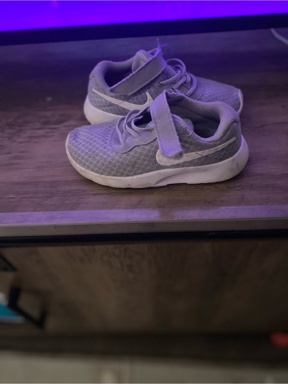 Nike Kids Light Gray Mesh Sneakers with Hook-and-Loop Strap